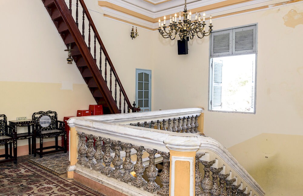 Cầu thang gỗ dẫn lên sân thượng bên trên 